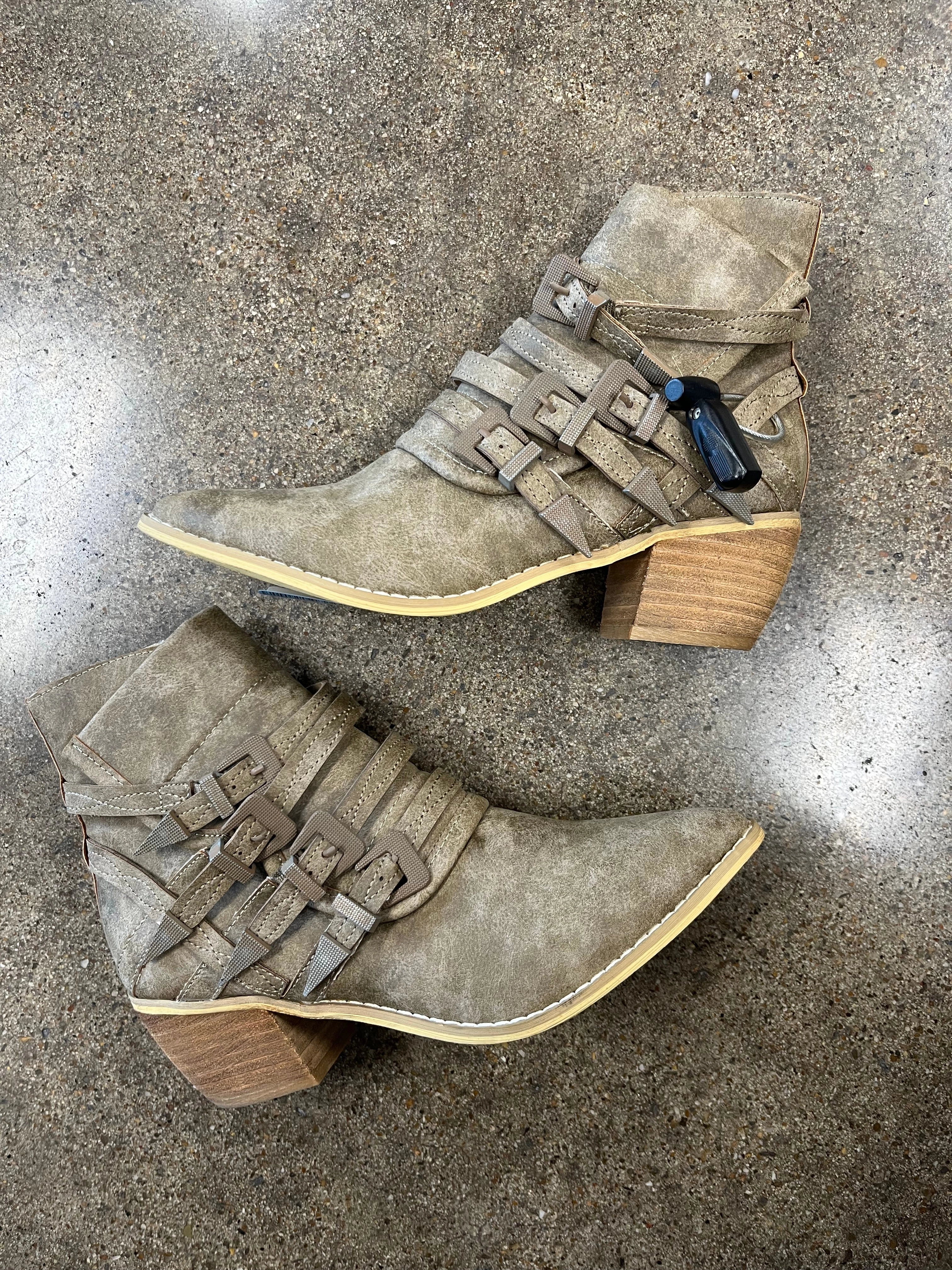 Boots Ankle Heels By Clothes Mentor In Taupe, Size: 6.5