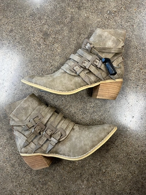 Boots Ankle Heels By Clothes Mentor In Taupe, Size: 6.5