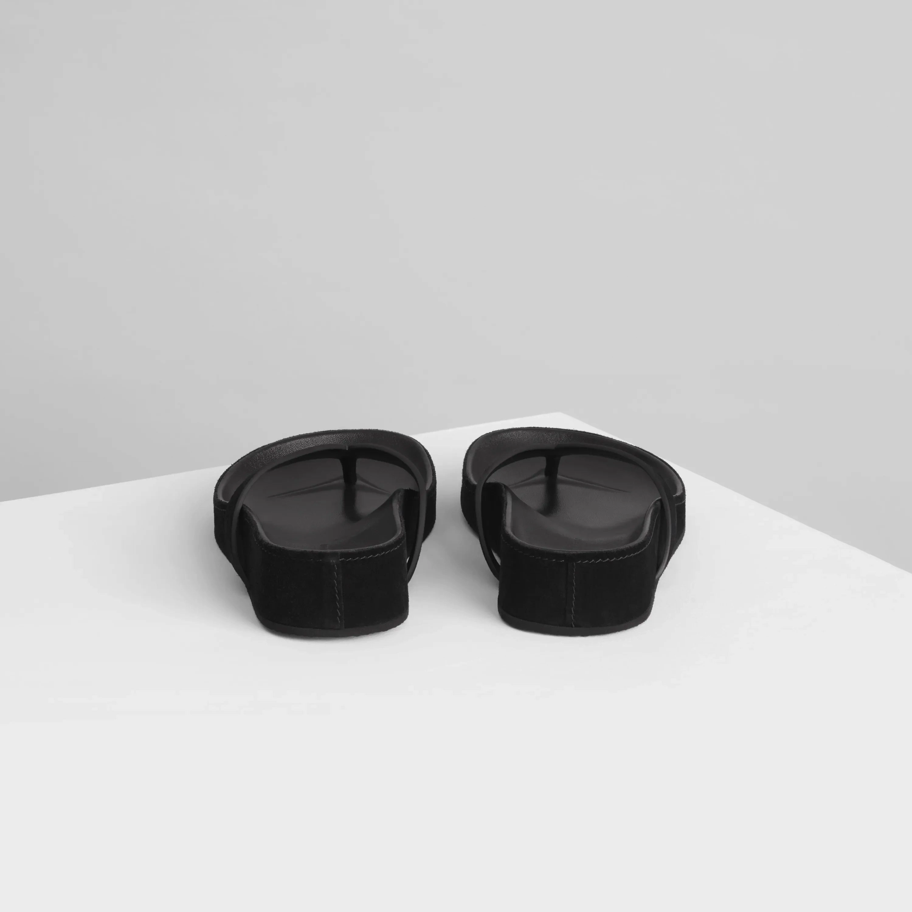 ROUND FLIP FLOP | black suede
