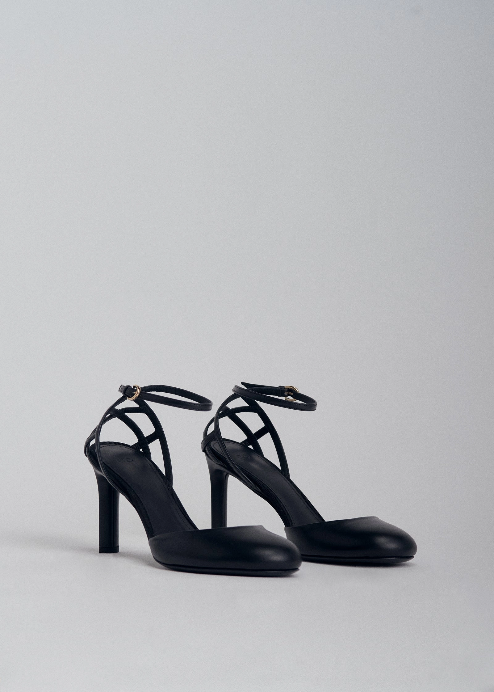 Round Toe Strappy Heel in Leather - Black