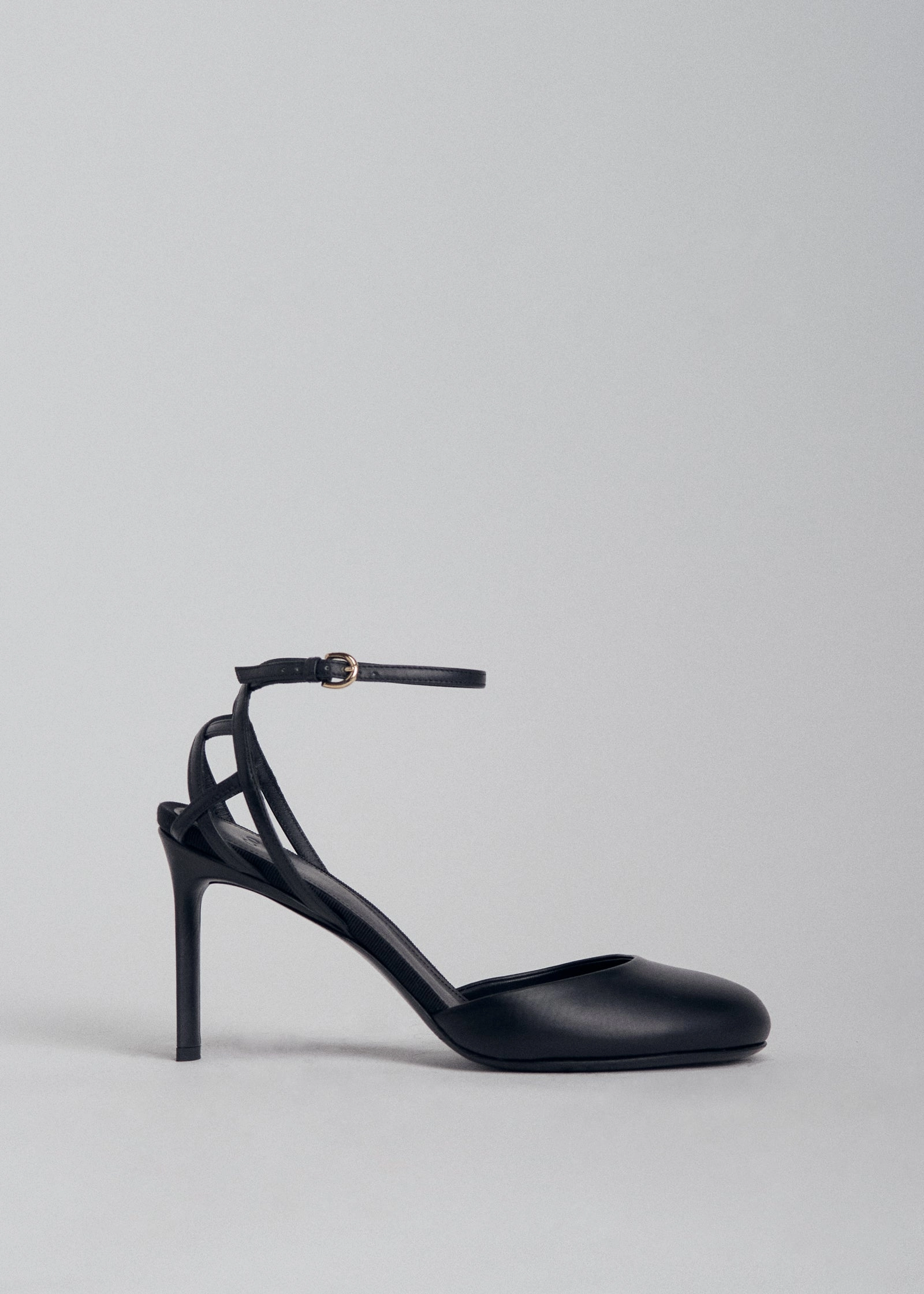 Round Toe Strappy Heel in Leather - Black