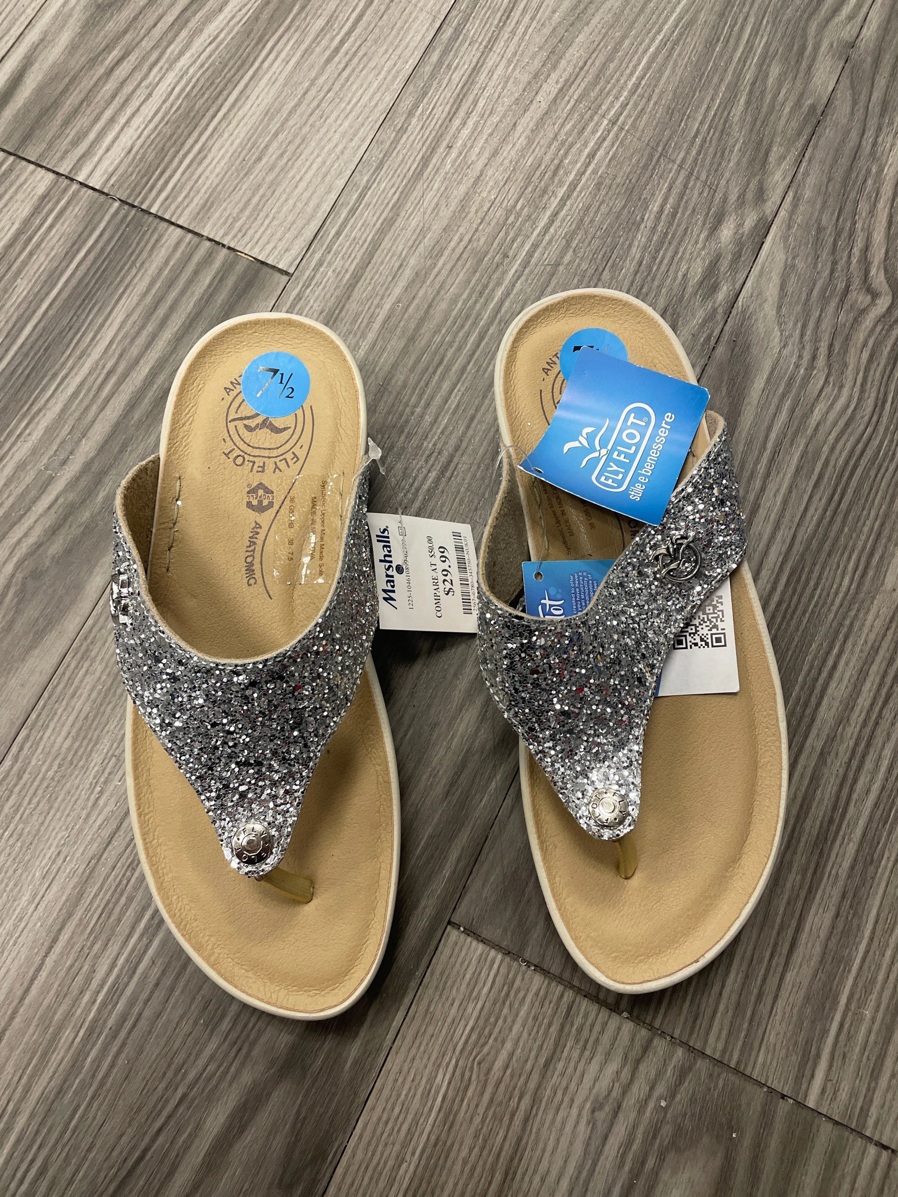 Sandals Flip Flops By Clothes Mentor In Beige, Size: 7.5
